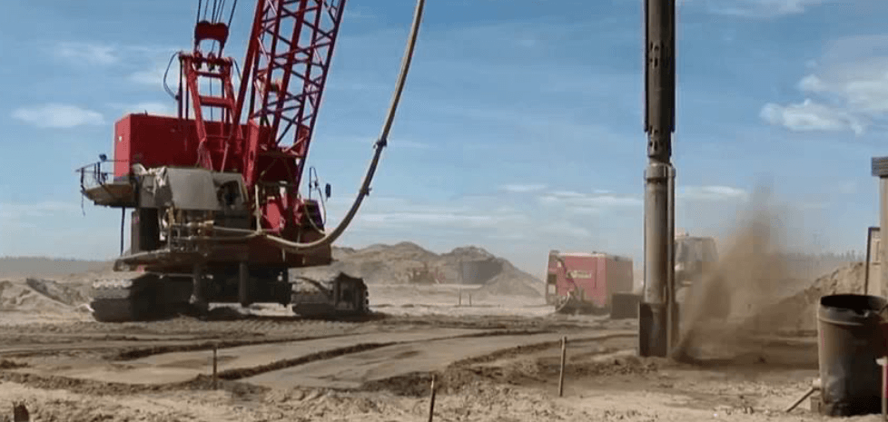 Grue sur chenilles pendant des travaux d’amélioration du sol
